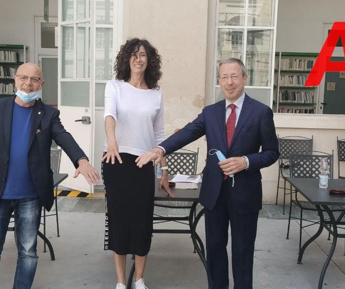 Nella foto, da sinistra a destra: l'assessore alla Cultura Gianfranco Imerito, la presidente della Biblioteca Astense Roberta Bellesini Faletti e il presidente dell'Ordine dei Giornalisti del Piemonte Alberto Sinigaglia