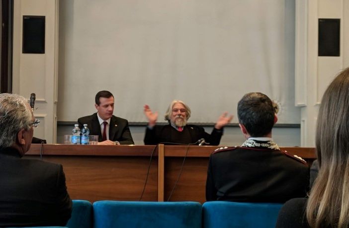 Il colonnello Federici e il dottor Meluzzi ritratti nel corso della presentazione astigiana