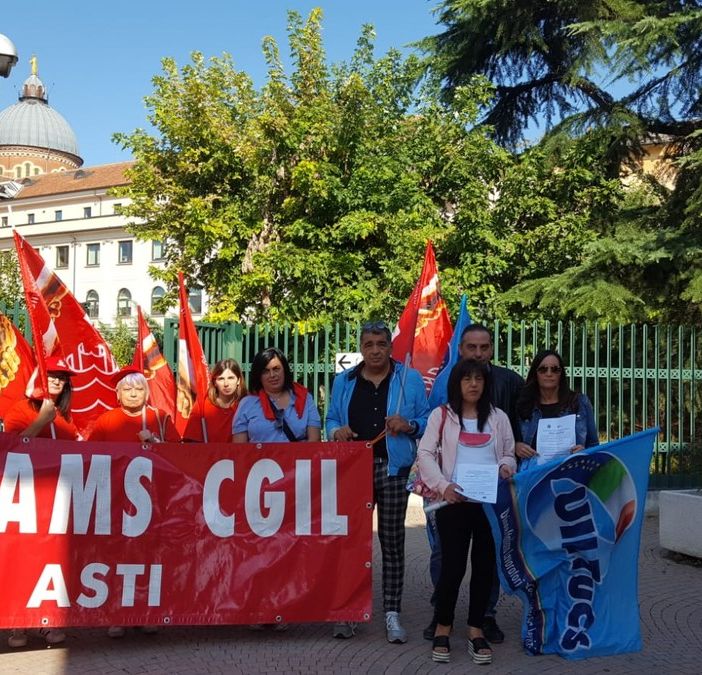 Asti: addette alle pulizie del Tribunale manifestano davanti ai cancelli del Palazzo di Giustizia