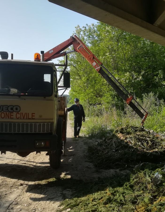 Ripulita una estesa discarica abusiva con rifiuti ammassati nell’area dell’Isolone