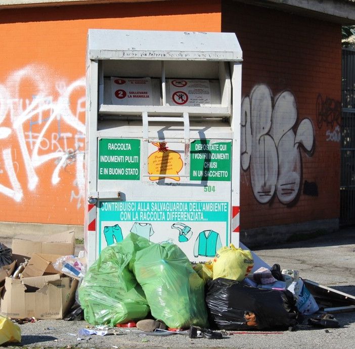 Le condizioni in cui versano i cassoni per la raccolta differenziata nel quartiere Praia (prima foto), via Lessona, via Roreto e via Fratelli Olivero (immagini a fine articoli)