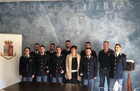 I nuovi agenti entrati in servizio ritratti con il questore, dott. Alessandra Faranda Cordella, e con il capo di Gabinetto,vicequestore aggiunto Stefano Ceveriati I nuovi agenti entrati in servizio ritratti con il questore, dott. Alessandra Faranda Cordella, e con il capo di Gabinetto,vicequestore aggiunto Stefano Ceveriati