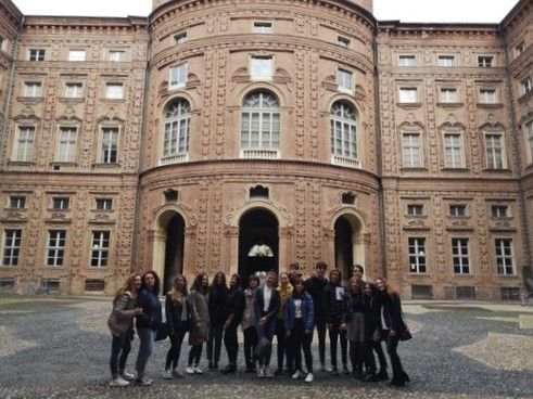 I rappresentanti delle classi IV EA, IV LA IV UA accompagnati dalle prof.sse Maurizia Branda e Germana Pozzo