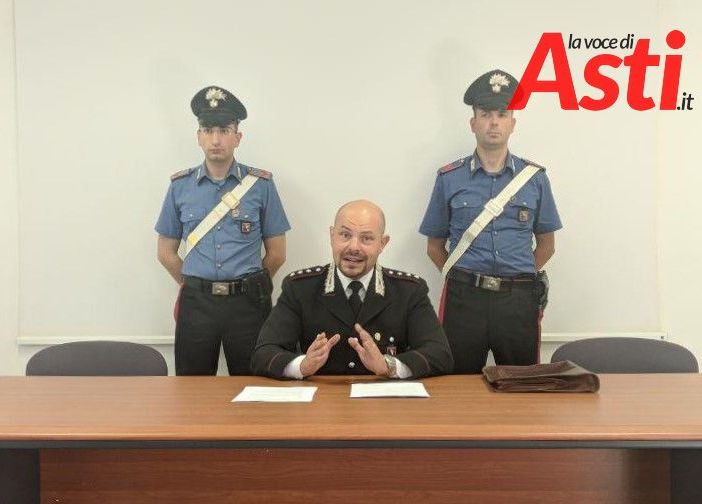 Il capitano Alessandro Caprio, comandante della Compagnia Carabinieri di Canelli. Alle sue spalle i due militari che hanno operato. Il capitano Alessandro Caprio, comandante della Compagnia Carabinieri di Canelli. Alle sue spalle i due militari che hanno operato.