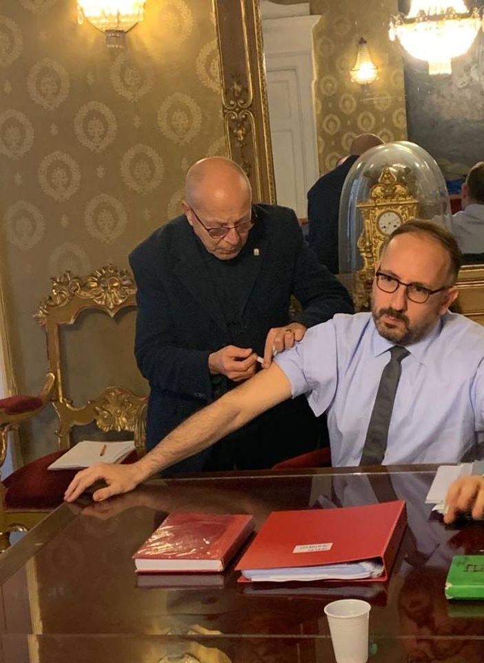 Il sindaco Rasero si fa vaccinare dal dottor Gianfranco Imerito