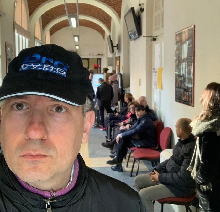 Un curioso 'selfie' del sindaco con alle spalle i cittadini in coda all'Anagrafe