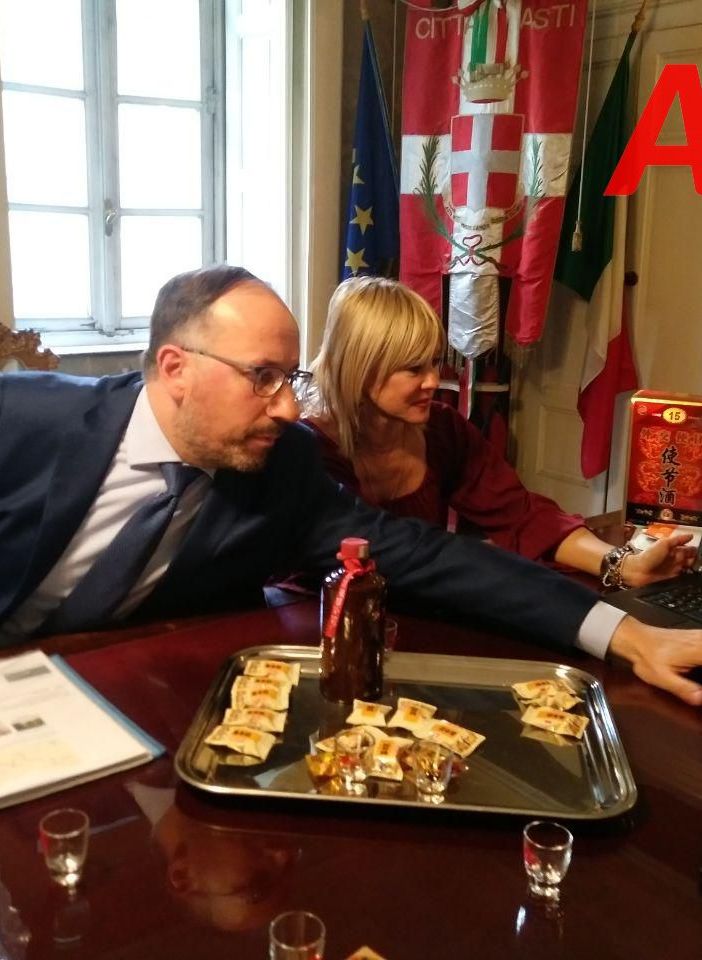 Il sindaco Rasero e l'assessore Bologna durante la conferenza stampa