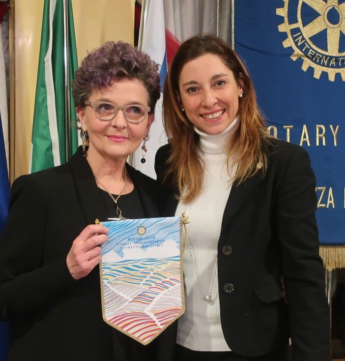 Laura Binello (a sinistra) con la presidente del Rotary Club Canelli-Nizza Stafania Delsanto.