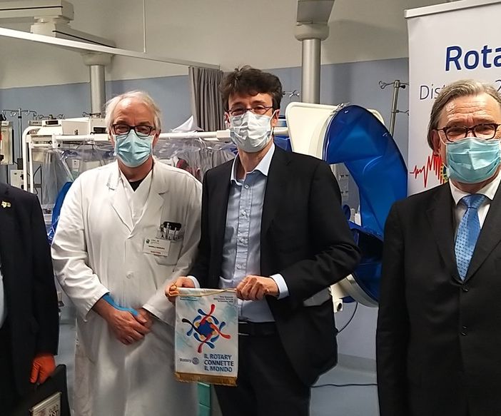 Consegnata al Cardinal Massaia di Asti una barella di biocontenimento donata dal Rotary