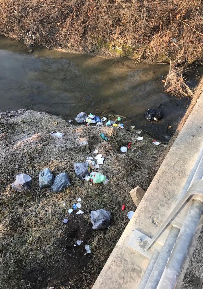 Nonostante il miglioramento dei servizi di raccolta, purtroppo non mancano episodi di inciviltà. Come quelli testimoniati da queste foto di rifiuti abbandonati lungo il Borbore
