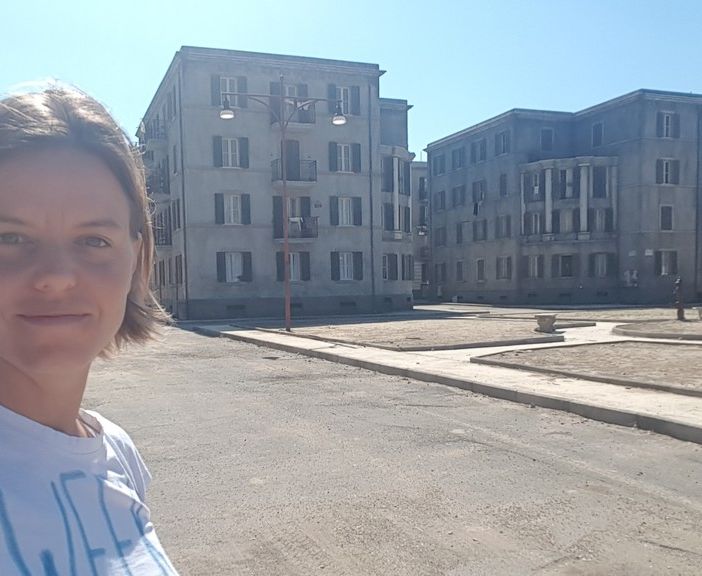 Un selfie di Mariachiara sul set casertano de &quot;L'amica geniale&quot; per il quale è stato ricostruito un intero quartiere della Napoli post bellica