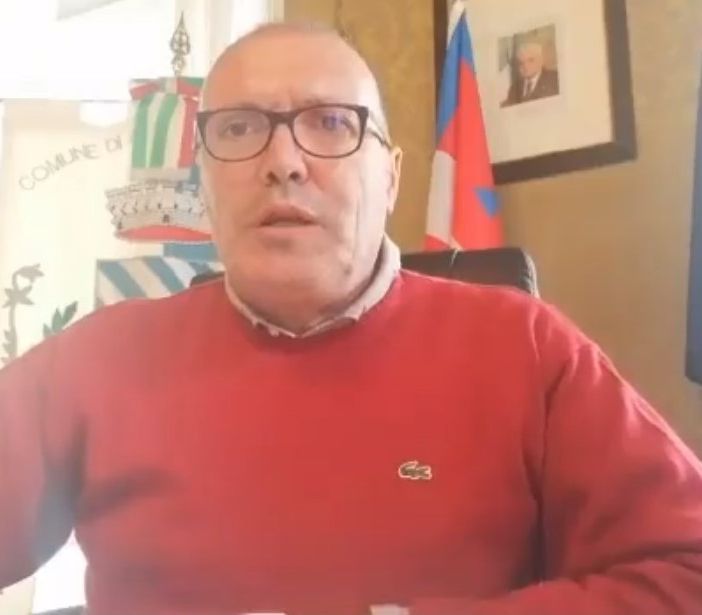 Un fermo immagine tratto dal video del sindaco