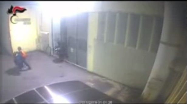 Due membri della banda ripresi da una telecamera di videosorveglianza (fermoimmagine tratto da filmato diffuso dai Carabinieri senesi) Due membri della banda ripresi da una telecamera di videosorveglianza (fermoimmagine tratto da filmato diffuso dai Carabinieri senesi)