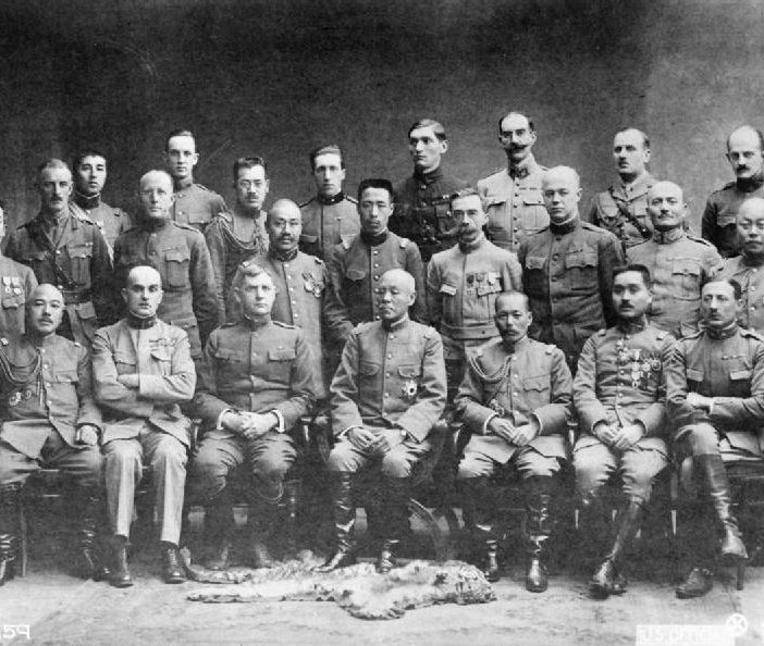 Manera (secondo da destra nella fila centrale) ritratto con comandanti e ufficiali della missione alleata in Siberia. Foto tratta da Wikipedia