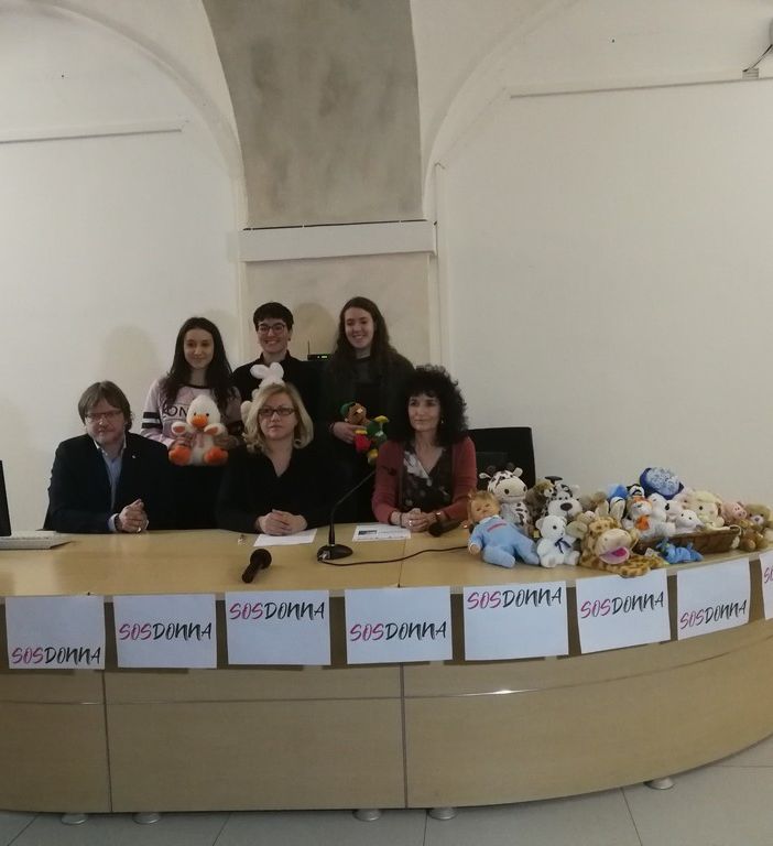 Gianluca Forno, Angela Motta, Laura Nosenzo con alcuni ragazzi della 3C