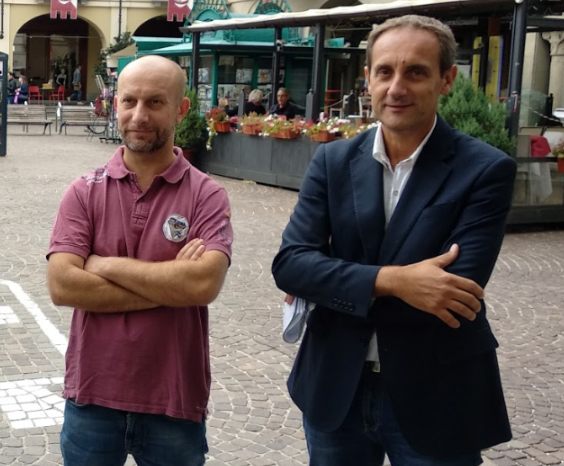 Giorgio Spata (a sinistra) e il capogruppo Massimo Cerruti, due dei consiglieri M5S astigiani. I restanti due sono Davide Giargia e Martina Veneto