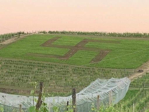 L'enorme svastica comparsa su una collina sandamianese, rimossa dopo l'intervento dei carabinieri