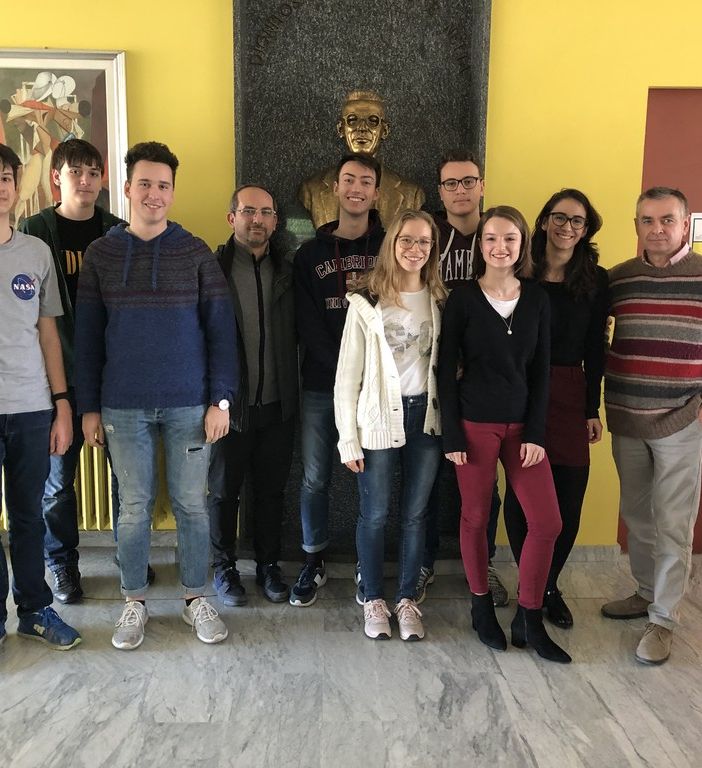 Foto di gruppo per il team del liceo astigiano