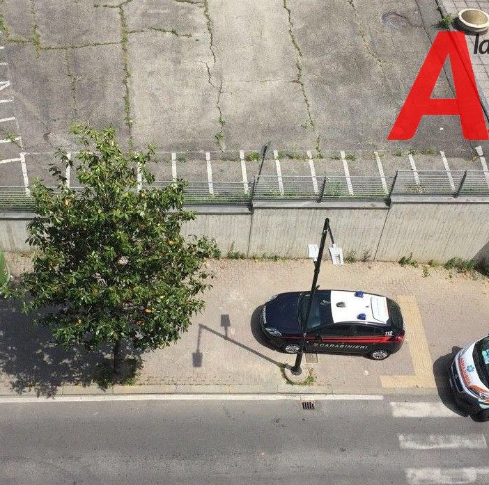 Mezzi di soccorso di fronte al palazzo teatro della vicenda