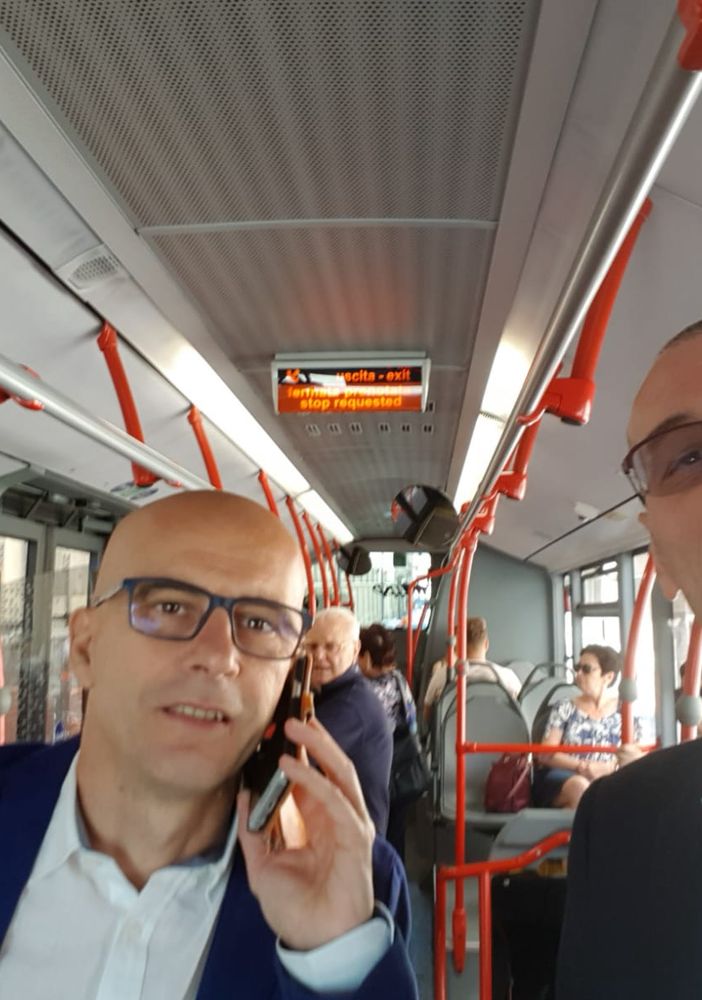 Selfie sul bus per l'assessore Berzano (a destra) e l'ing. Spriano