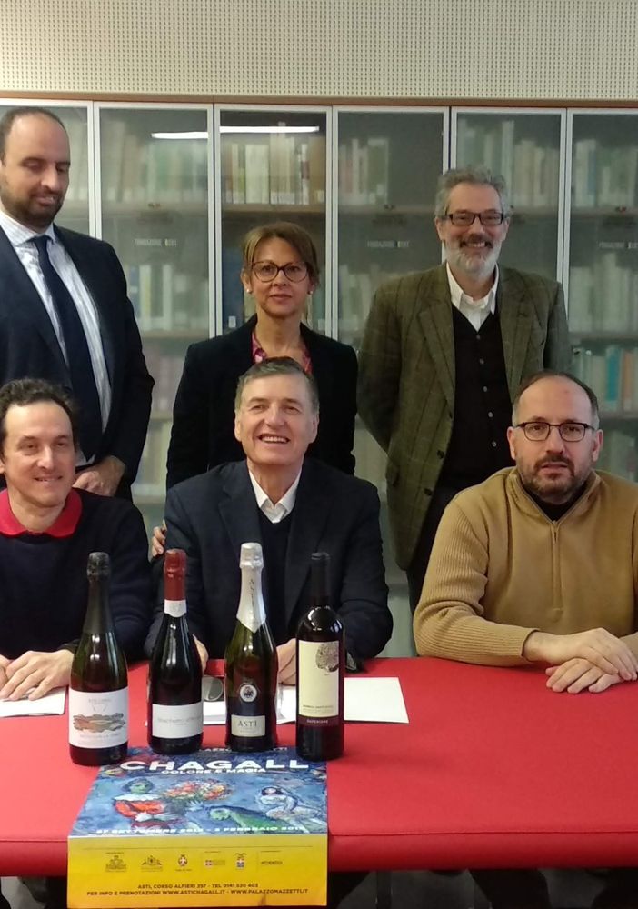 Foto di gruppo per i protagonisti della conferenza stampa. Seduti, da sinistra: Filippo Mobrici, il prof. Marco Novarese, il presidente di Astiss e della Fondazione ‘Asti Musei’ Mario Sacco, il sindaco Maurizio Rasero e Paolo Rognetta. Alle loro spalle (sempre da sinistra) Mauro Carbone, Roberta Favrin e Francesco Scalfari, direttore di Astiss