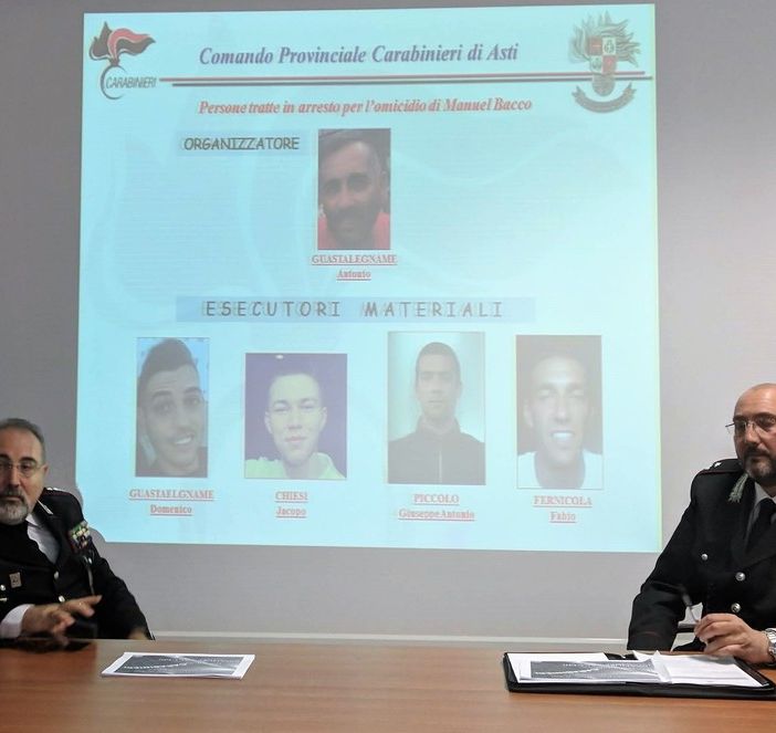 Il tenente colonnello Bernardino Vagnoni (all'epoca Comandante provinciale dell'Arma) e il maggiore Lorenzo Repetto (comandante del Nucelo Investigativo) ritratti nel corso della conferenza stampa indetta nel maggio scorso per annunciare gli arresti. Alle loro spalle le foto degli indagati