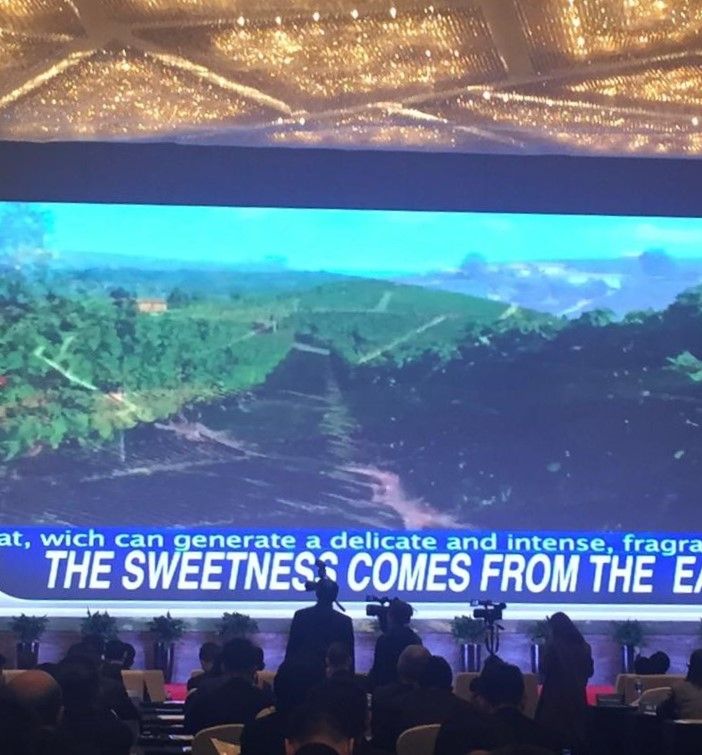 Un immagine della visita in Cina del sindaco Rasero, qui impegnato ad illustrare alla platea il nostro territorio