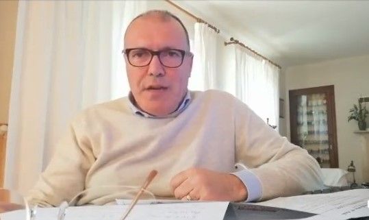 Il sindaco di Costigliole, Enrico Alessandro Cavallero, in un passaggio del video