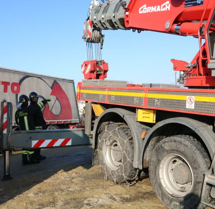 Nelle immagini, tre momento delle attività di recupero del mezzo pesante da parte dei Vigili del Fuoco di Asti