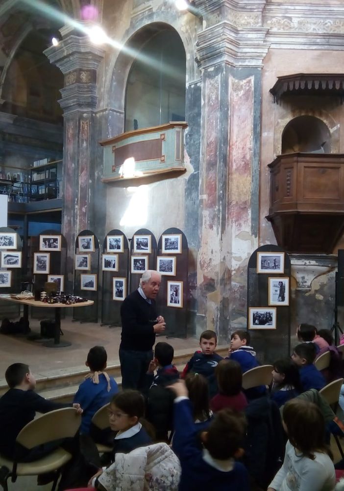 Lombardi ritratto con i ragazzi delle scuole villanovesi
