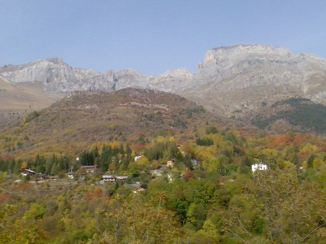 Veduta autunnale di Viozene d'Ormea (CN), punto di partenza della GTA - (Di Fabio281 di Wikipedia in italiano - Trasferito da it.wikipedia su Commons., CC BY-SA 3.0, https://commons.wikimedia.org/w/index.php?curid=6653908)