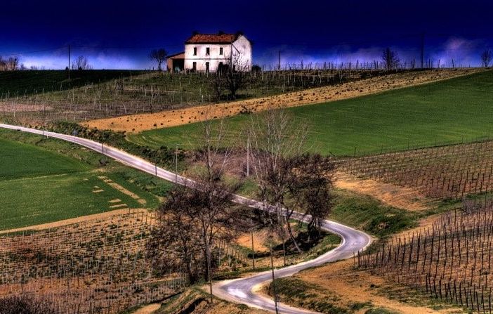 Un panorama delle colline monferrine, Patrimonio Unesco, realizzato da Vittorio Ubertone-400 ASA
