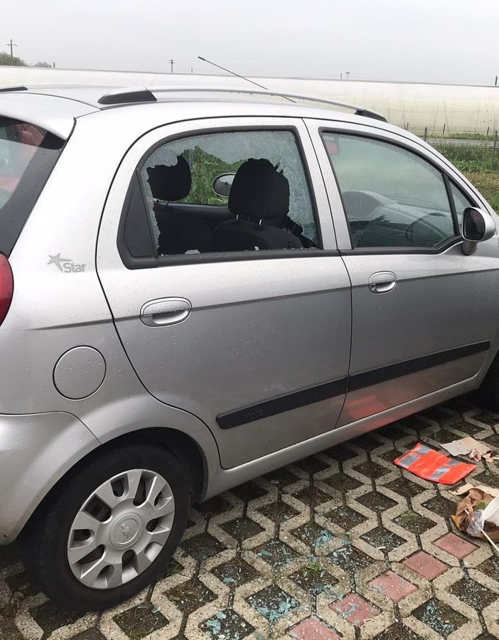 Raid vandalico nella notte nel parcheggio del casello autostradale Asti Est