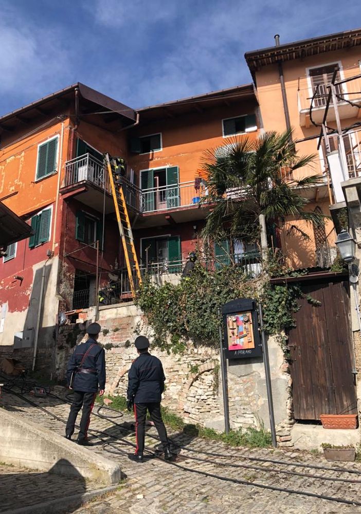 Carabinieri sul luogo dell'esplosione
