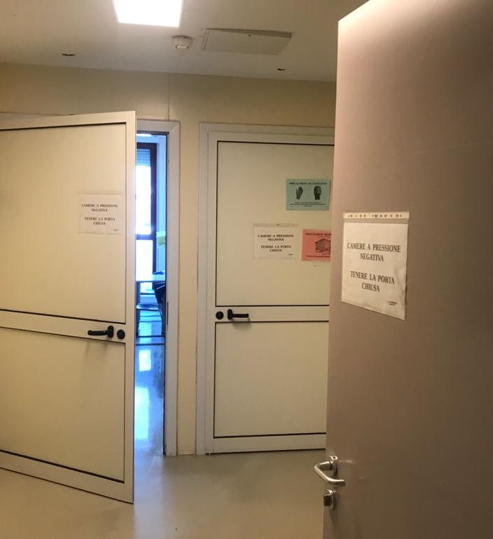 L'accesso alle stanze &quot;a pressione negativa&quot; del reparto Malattie Infettive del Massaia e nella foto a fine articolo una delle stanze