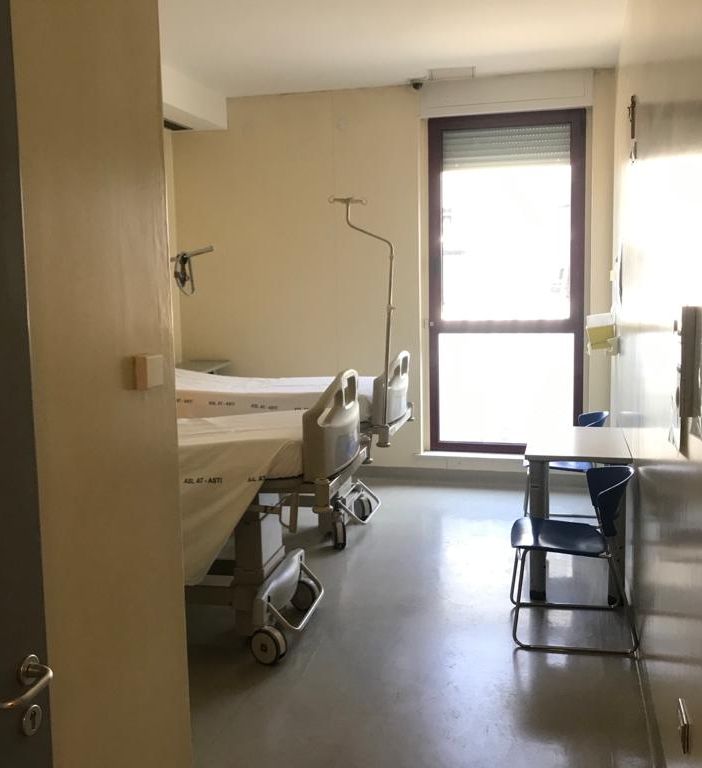 Alcune immagini delle camere a pressione negativa nel reparto di Malattie Infettive e la tenda da campo allestita per il pre-triage