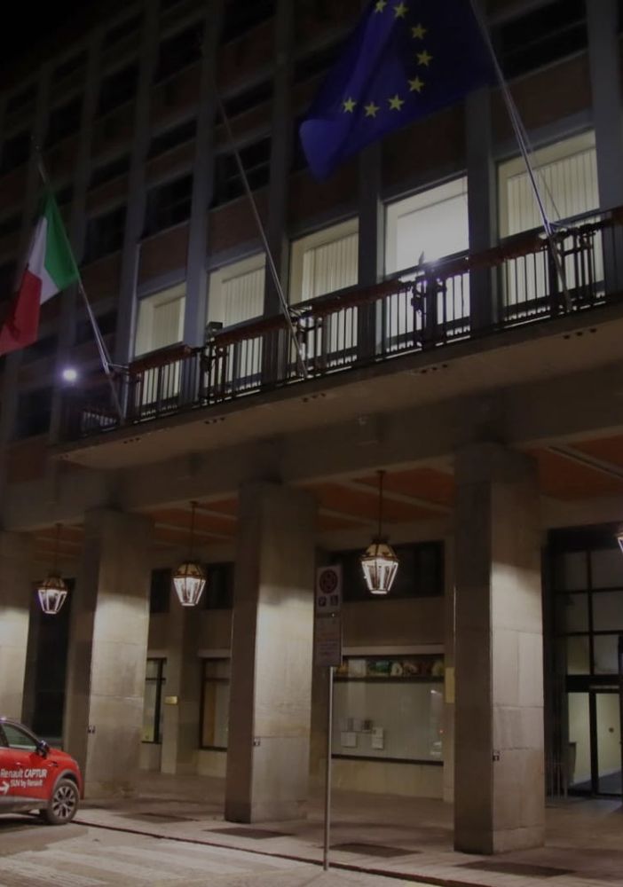 Nell'immagine (MerfePhoto), luci accese negli uffici della prefettura, dove si è svolta la riunione straordinaria terminata intorno alla mezzanotte