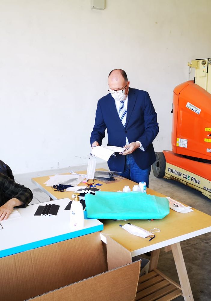 Il sindaco di Costigliole d'Asti, Enrico Alessandro Cavallero (al centro, in giacca e cravatta), durante la visita effettuata in azienda
