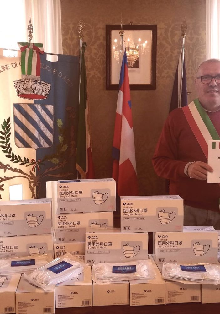 Il sindaco di Costigliole d'Asti, Enrico Alessandro Cavallero, con la fornitura di mascherine