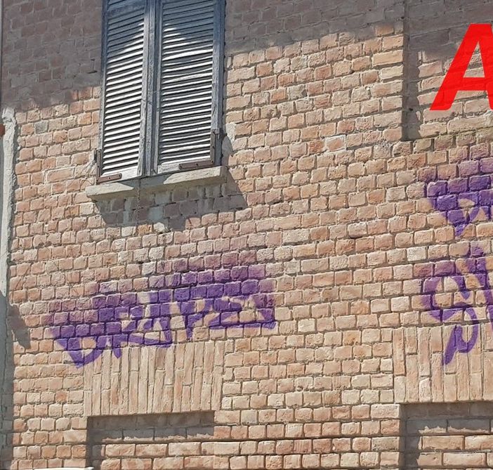 In questa e nelle foto successive alcuni dei graffiti tracciati sui muri