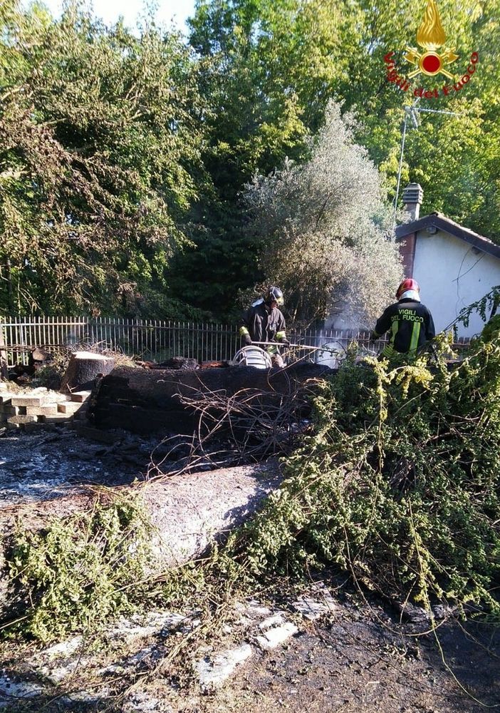 Vigili del fuoco impegnati a Grazzano Badoglio per domare un violento incendio