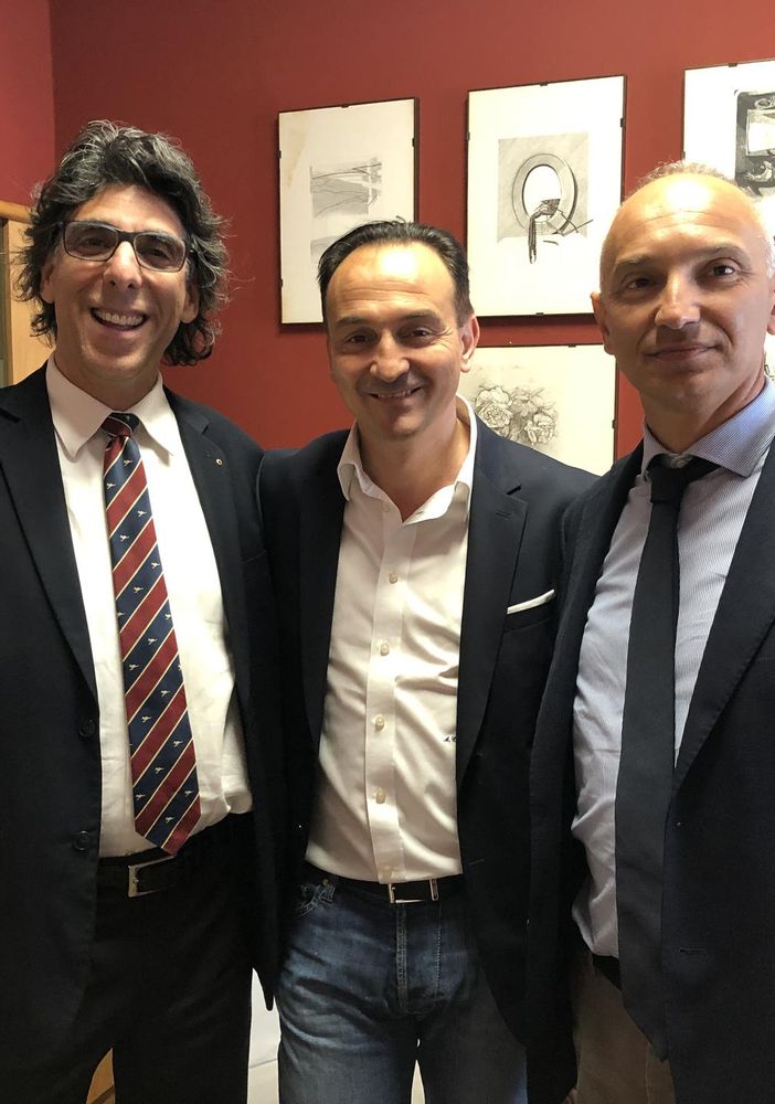 Il direttore Ercole Zuccaro (a sinistra) e il presidente Enrico Allasia ritratti con il presidente della Regione Piemonte Alberto Cirio