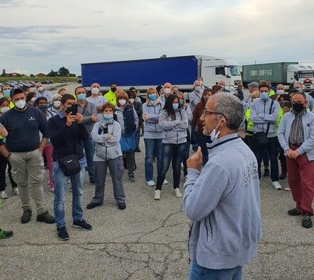 Un'immagine della manifestazione sindacale di ieri sera