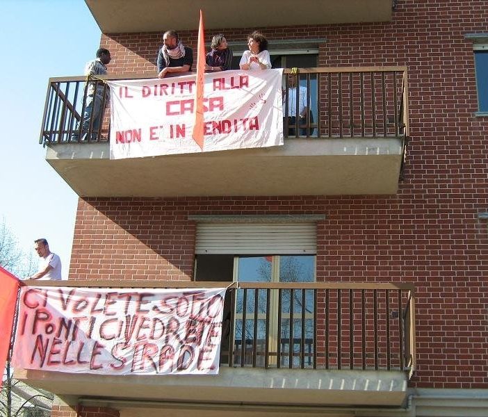 Immagine di una precedente manifestazione di protesta dei condomini dello stabile