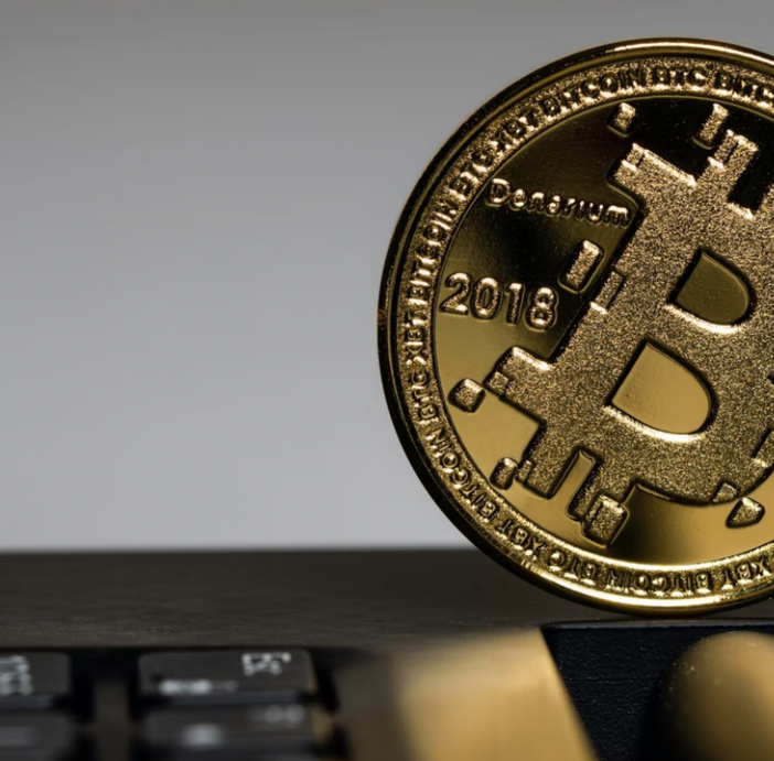 Il fascino di Bitcoin non diminuisce, ma occorre investire con consapevolezza e attraverso strumenti idonei
