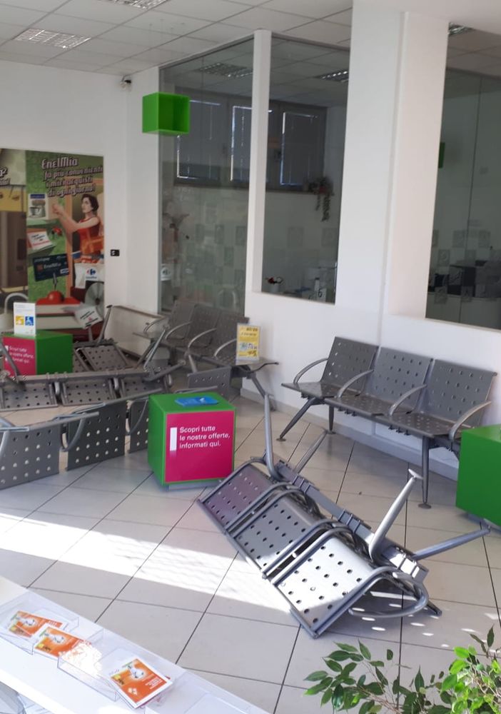 Asti: un 38enne devasta la sede del Punto Enel di corso Casale