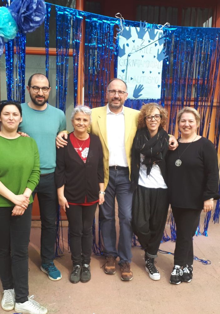 il sindaco Rasero con la presidente di Ama Paola Bombaci alla sua sinistra, la segretaria Mirella Esperte (alla sua destra) e lo staff dell’associazione