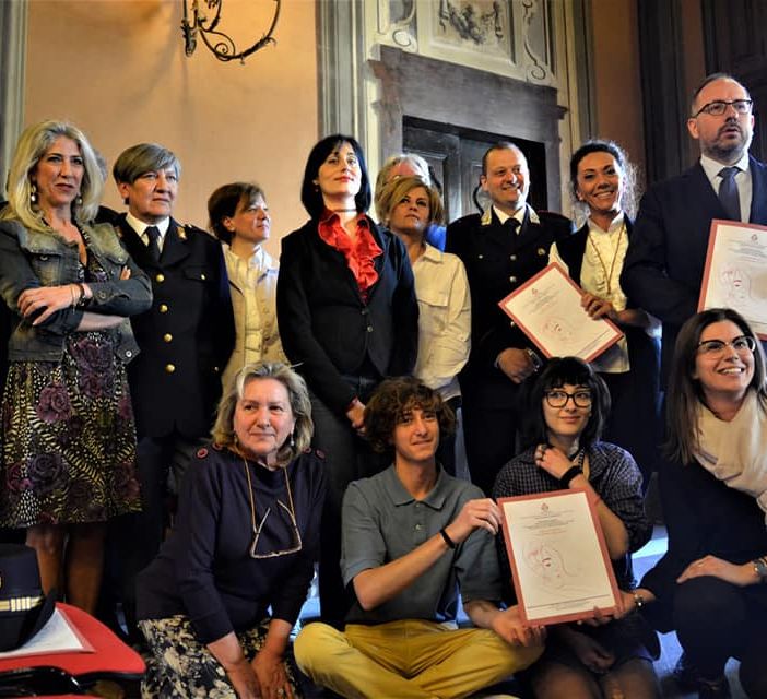 &quot;Creatività all'azione&quot; contro la violenza. Pubblicazione di un libro, foto e interviste