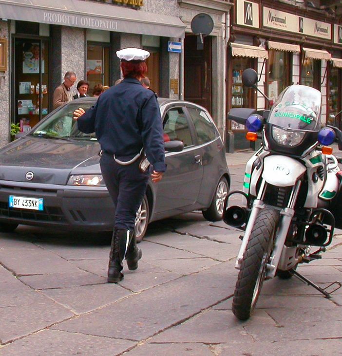 Ad Asti sequestrata merce abusiva e Daspo per 5 persone
