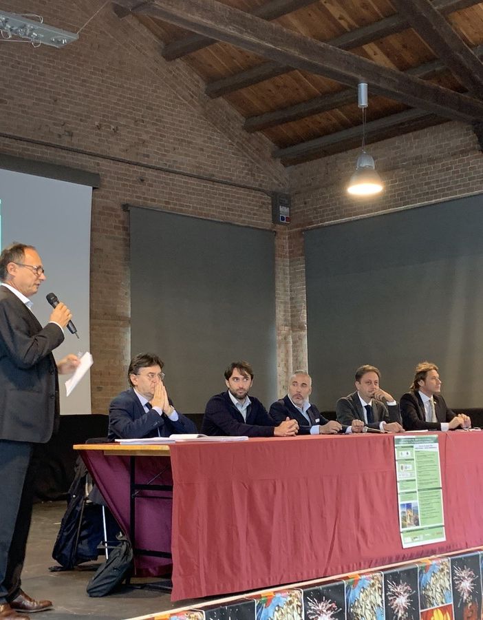 Il Tavolo dei relatori: da sinistra l’architetto Alessandro Boano organizzatore della giornata di studio, Roberto Cerrato direttore Sito UNESCO, Simone Nosenzo sindaco di Nizza Monferrato, Fabio Carosso vicepresidente della Regione Piemonte, Fabio Musso presidente Ordine degli Architetti di Asti, Massimiliano Fadin segretario Chapter Piemonte GBC Italia
